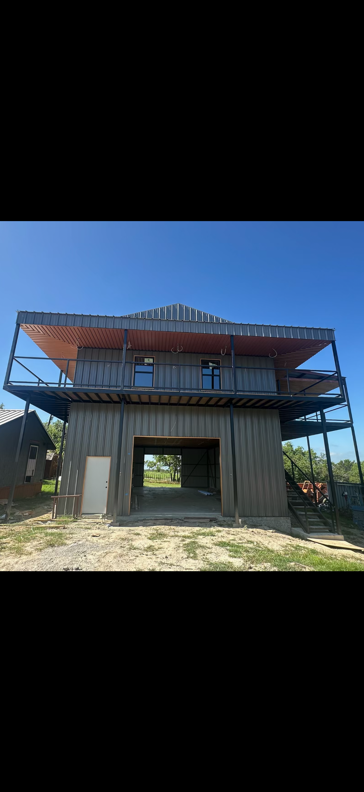 Custom barndominium by Jaybird Construction